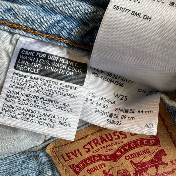 Levi’s 501 Light Wash Shorts - Picture 4 of 4